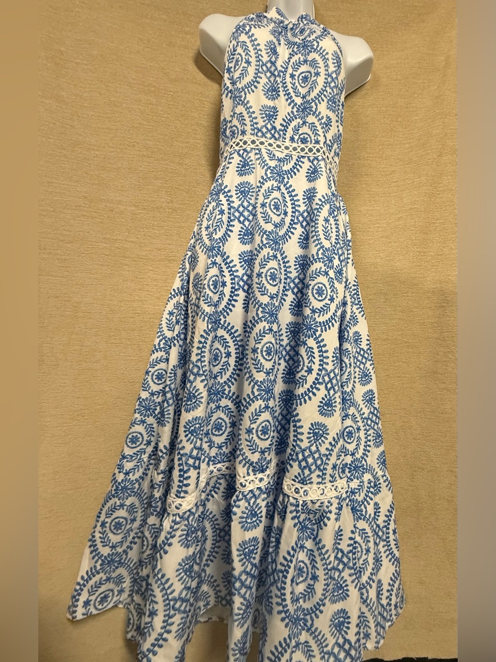 Cupshe White Maxi Dress with Blue Embroidered Print